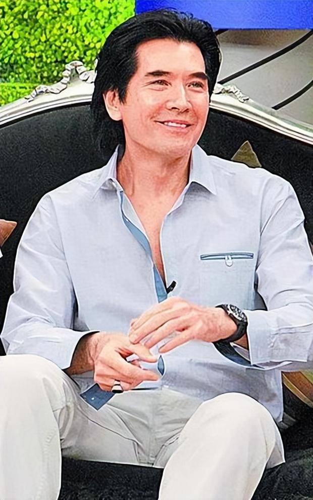 64岁黄金单身汉费翔，一辈子无儿无女，坦言此生无憾，究竟为何？