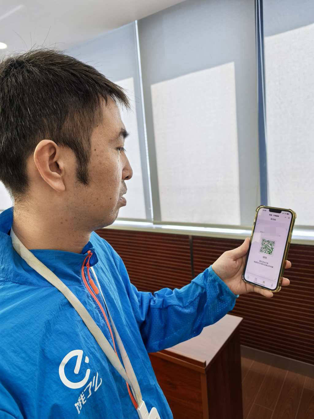 三色“交通安全码”关联从业资格，上海的快递外卖骑手感受如何