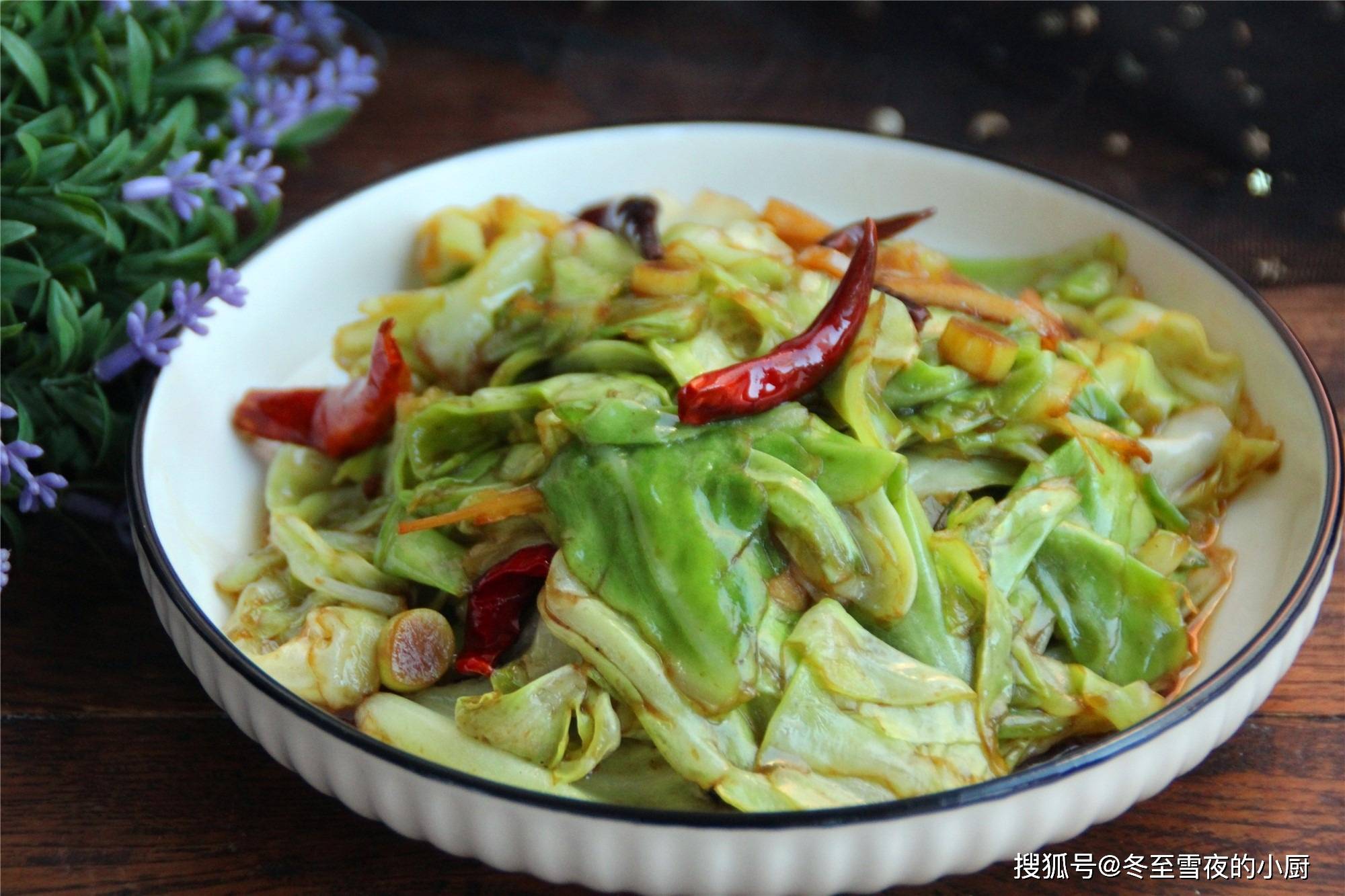 包菜怎样炒好吃？四道家常做法，让平凡食材变身美味