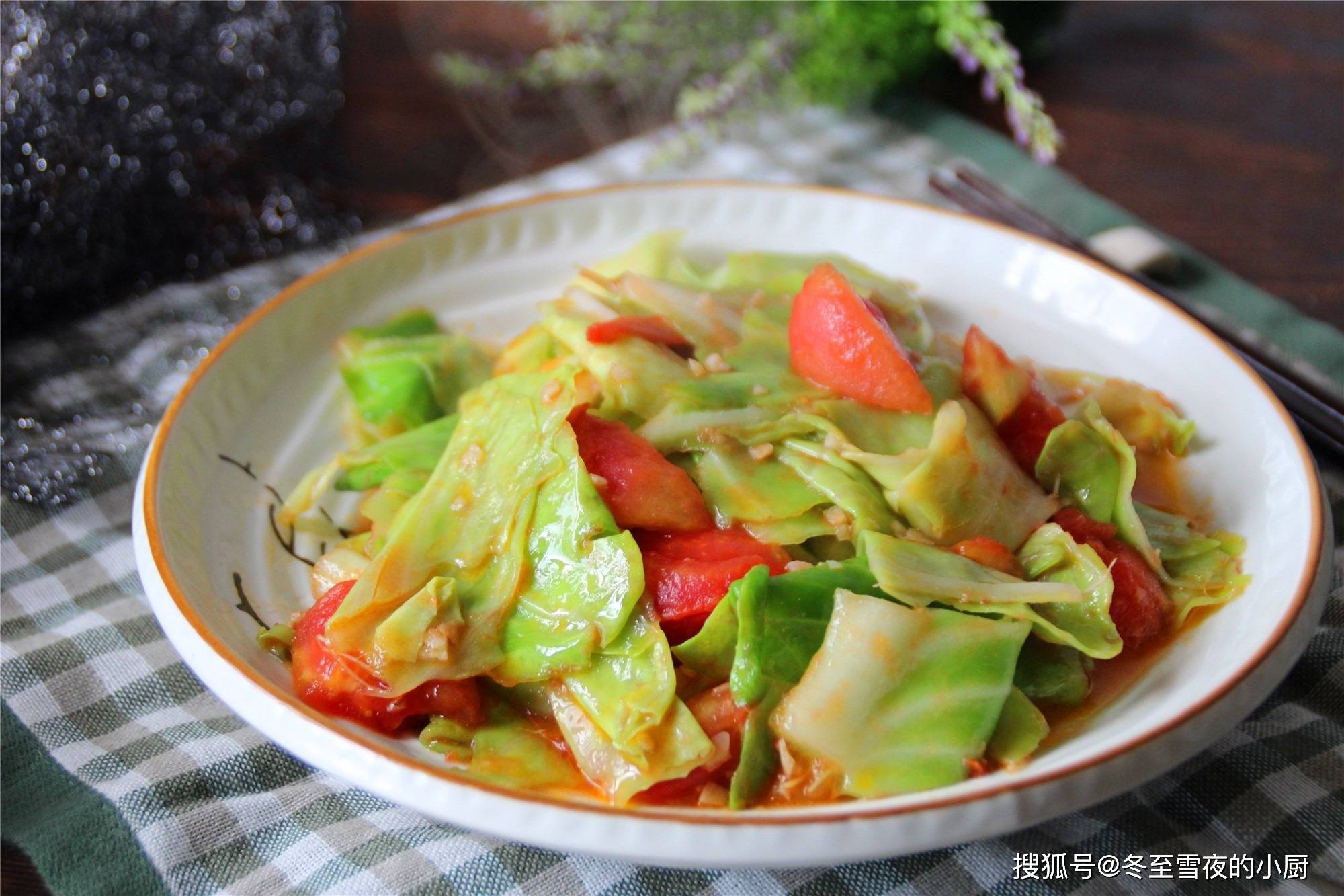 包菜怎样炒好吃？四道家常做法，让平凡食材变身美味